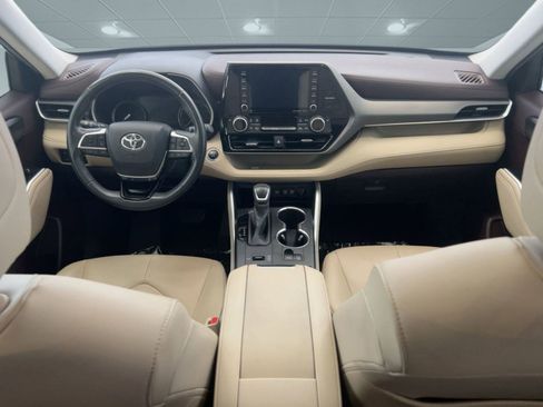 Used 2020 Toyota Highlander XLE image 17