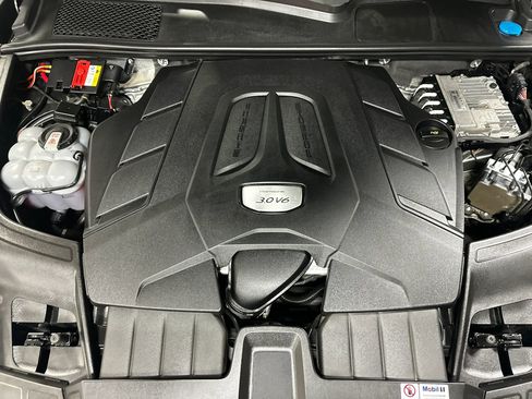 Used 2022 Porsche Cayenne AWD/4WD image 23