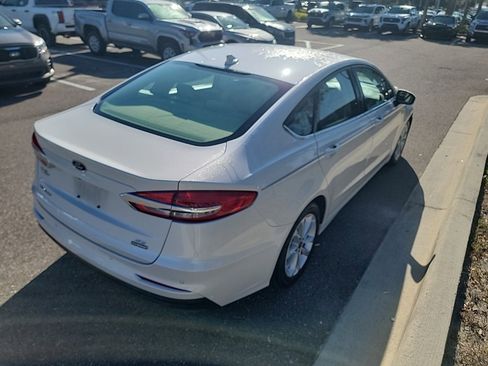 Used 2020 Ford Fusion SE image 3