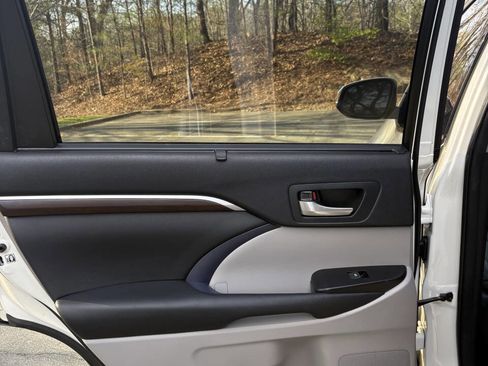 Used 2015 Toyota Highlander Limited image 35