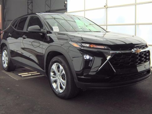 Used 2025 Chevrolet Trax LS image 2