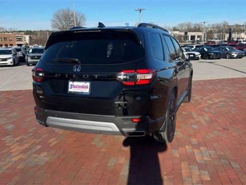 New 2025 Honda Pilot Touring image 3
