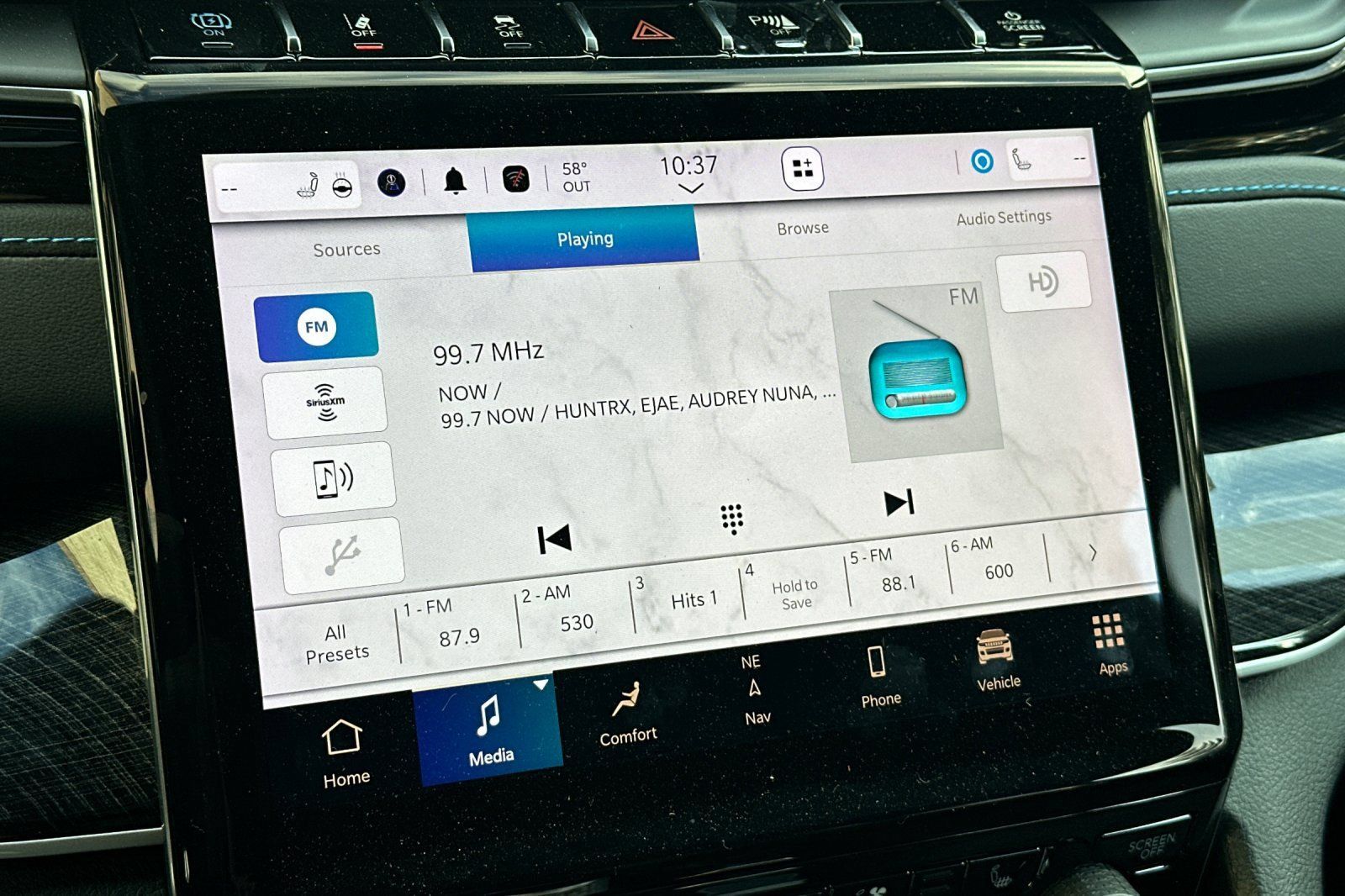 New 2023 Jeep Grand Cherokee Trailhawk w/ Advanced Protech Group II AWD/4WD image 17
