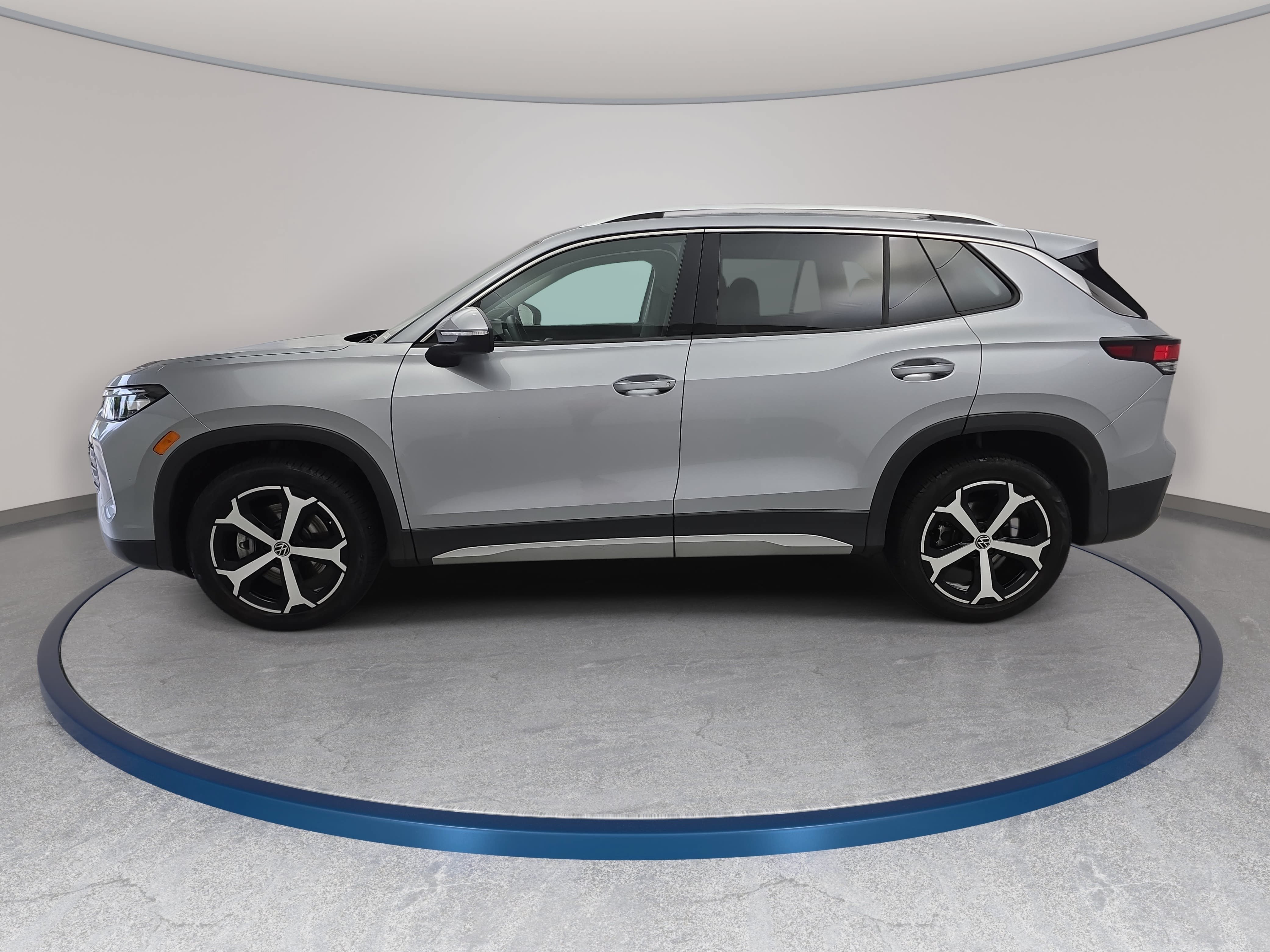 Used 2025 Volkswagen Tiguan SE AWD/4WD image 8