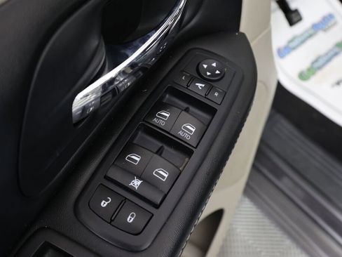 Used 2017 Dodge Grand Caravan SXT FWD image 29