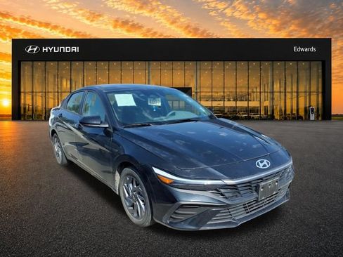 Used 2024 Hyundai Elantra SEL FWD image 3