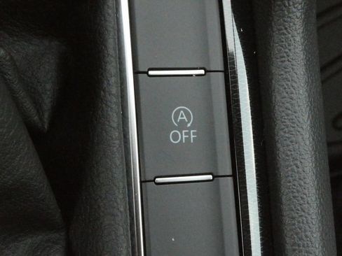 New 2025 Volkswagen Taos SE image 15