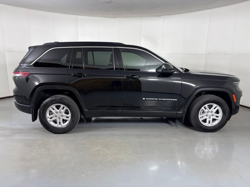 Used 2025 Jeep Grand Cherokee Laredo w/ MOPAR Finishing Package RWD image 9