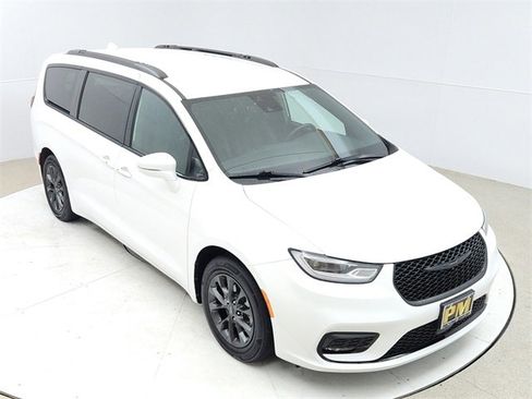 Used 2021 Chrysler Pacifica Touring w/ S Appearance Package image 13
