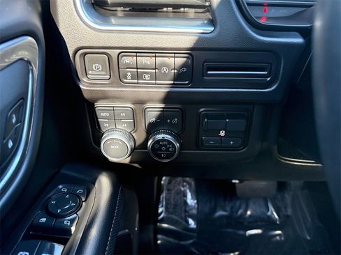 Used 2022 GMC Yukon SLT w/ SLT Premium Package image 18