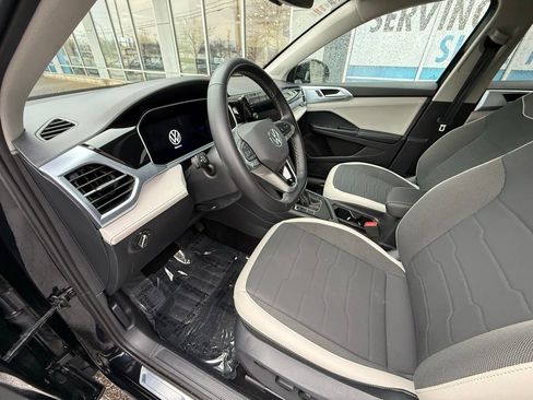 Used 2025 Volkswagen Taos SE FWD image 7