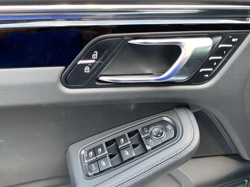 Used 2025 Porsche Macan AWD/4WD image 15