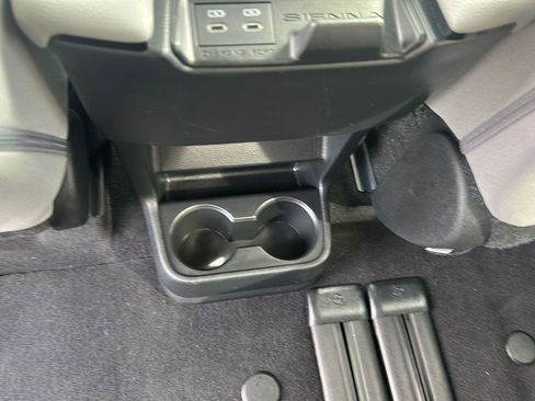 Used 2025 Toyota Sienna LE FWD image 24