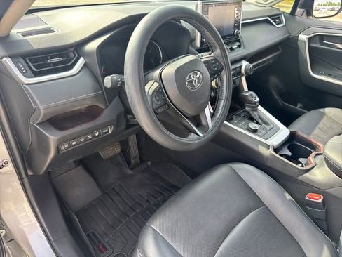 Used 2019 Toyota RAV4 Limited w/ Advanced Technology Package AWD/4WD image 18