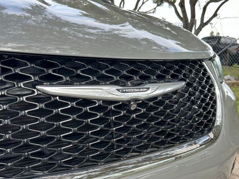 Used 2022 Chrysler Pacifica Touring-L image 27