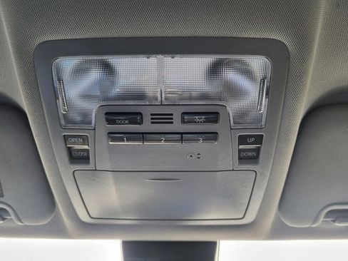 Used 2019 Toyota Highlander SE image 28