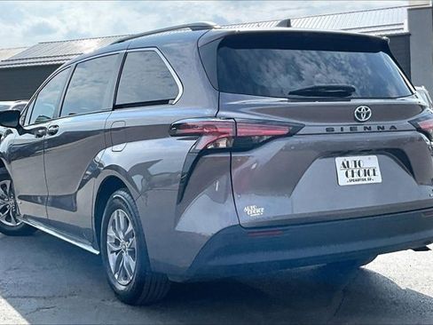 Used 2021 Toyota Sienna XLE FWD image 4
