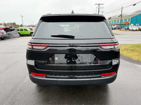 Used 2025 Jeep Grand Cherokee Altitude AWD/4WD image 6