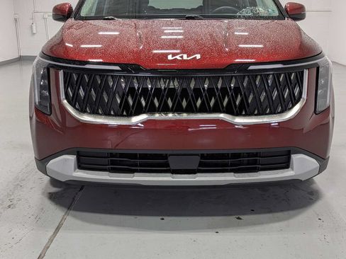 Used 2025 Kia Carnival FWD image 2