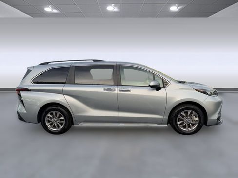 Used 2025 Toyota Sienna XLE FWD image 8