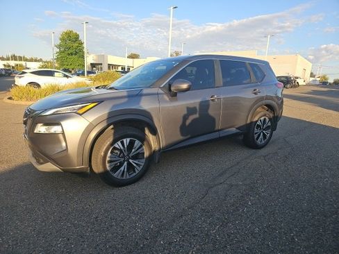 Used 2023 Nissan Rogue SV image 2