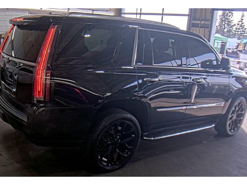 Used 2017 Cadillac Escalade Luxury image 4