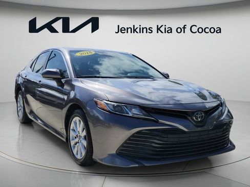 Used 2018 Toyota Camry LE w/ Convenience Package FWD image 2