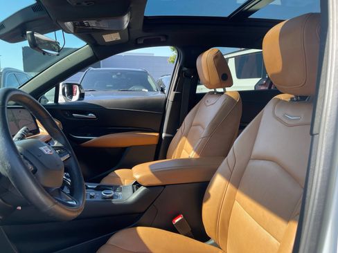 Used 2025 Cadillac XT4 Sport w/ LPO, Onyx Lite Package FWD image 5