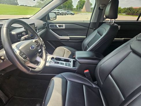 Used 2023 Ford Explorer XLT w/ Equipment Group 202A RWD image 9