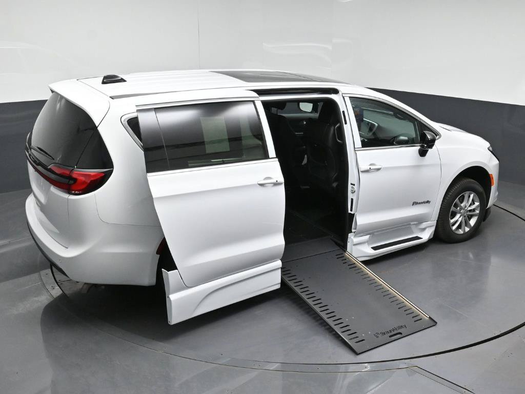Used 2027 Chrysler Pacifica Select w/ Family Tech Group FWD image 25