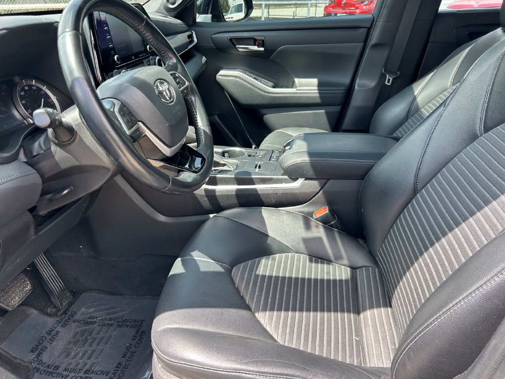 Used 2022 Toyota Highlander XSE FWD image 11
