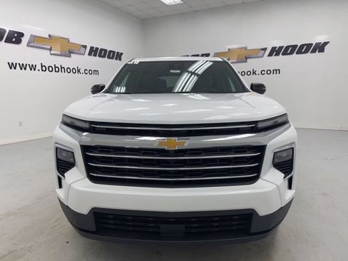 New 2026 Chevrolet Traverse LT w/ Sun and Wheel Package FWD image 2