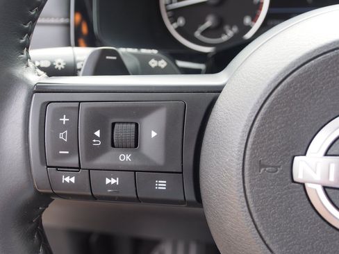 Used 2025 Nissan Pathfinder SV FWD image 25