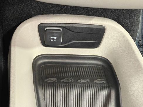 Used 2024 Chrysler Pacifica Touring-L image 49