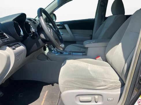 Used 2013 Toyota Highlander Plus FWD image 11