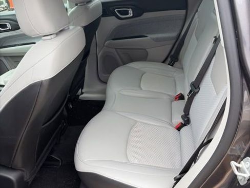 Used 2022 Jeep Compass Latitude w/ Sun and Sound Group FWD image 5