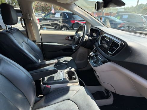 Used 2018 Chrysler Pacifica Touring-L Plus w/ Advanced Safetytec Group FWD image 9