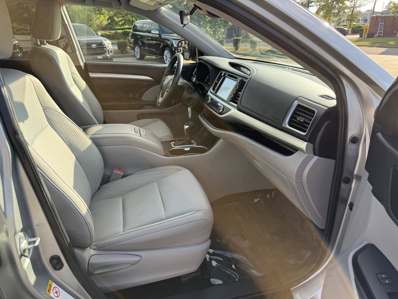 Used 2019 Toyota Highlander Plus FWD image 31