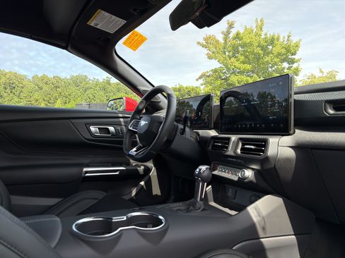 Used 2025 Ford Mustang Convertible RWD image 6