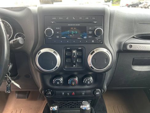Used 2018 Jeep Wrangler Unlimited Sahara w/ Connectivity Group AWD/4WD image 16