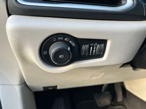 Used 2022 Chrysler Pacifica Touring-L image 20