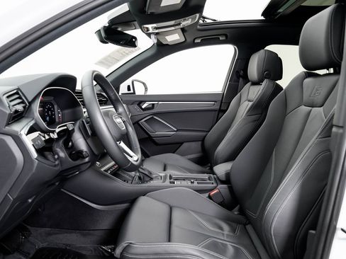 Used 2024 Audi Q3 2.0T Premium w/ Convenience Package image 6