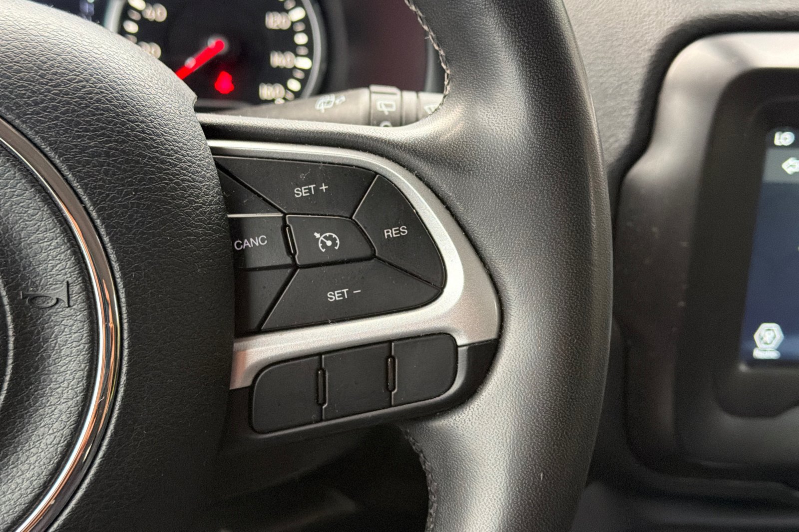 Used 2021 Jeep Renegade Latitude FWD image 31