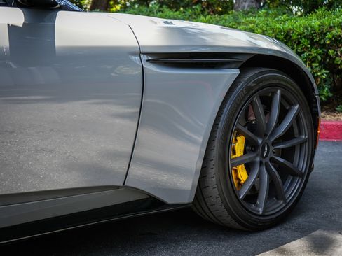 Used 2022 Aston Martin DB11 Coupe RWD image 8