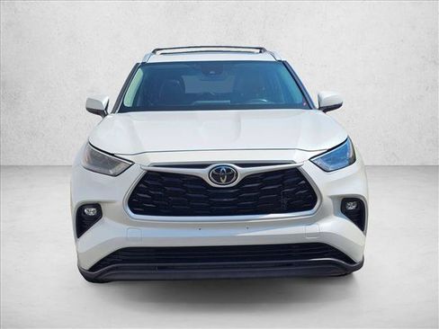 Used 2022 Toyota Highlander XLE AWD/4WD image 2