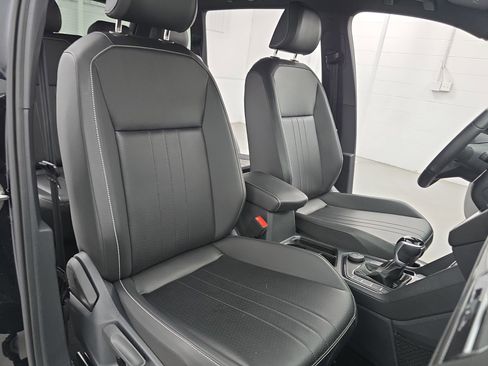 Used 2024 Volkswagen Tiguan SE R-Line image 10