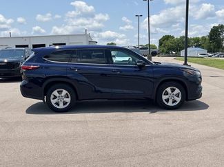 Used 2022 Toyota Highlander LE AWD/4WD video 3