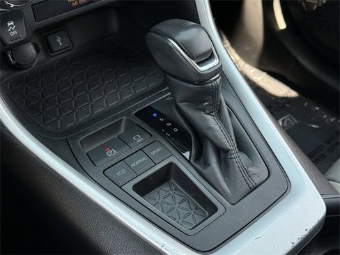 Used 2021 Toyota RAV4 XLE Premium image 21