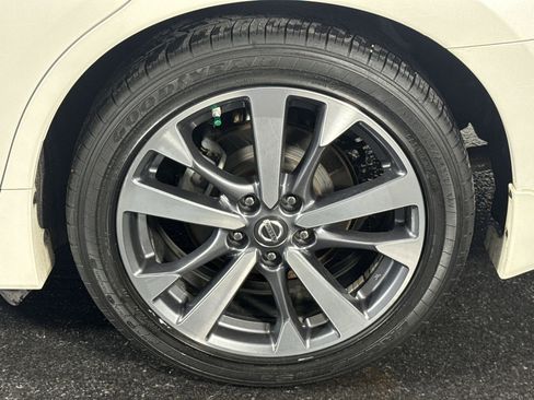 Used 2017 Nissan Altima 2.5 SR w/ LED Appearance Package image 14