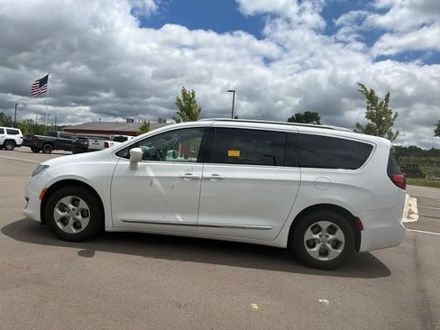 Used 2017 Chrysler Pacifica Touring-L Plus FWD image 2